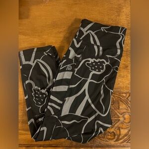 POP Fit Black and White Harlow Crop Leggings